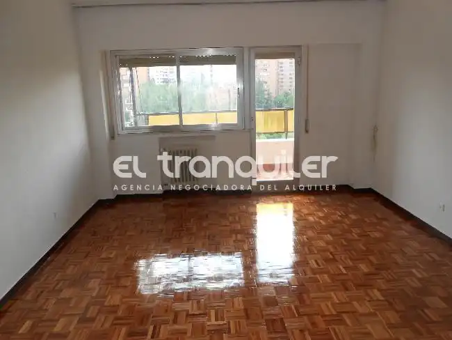 Sala d'estar de Pis en venda en Madrid amb Parquet i Terrassa
