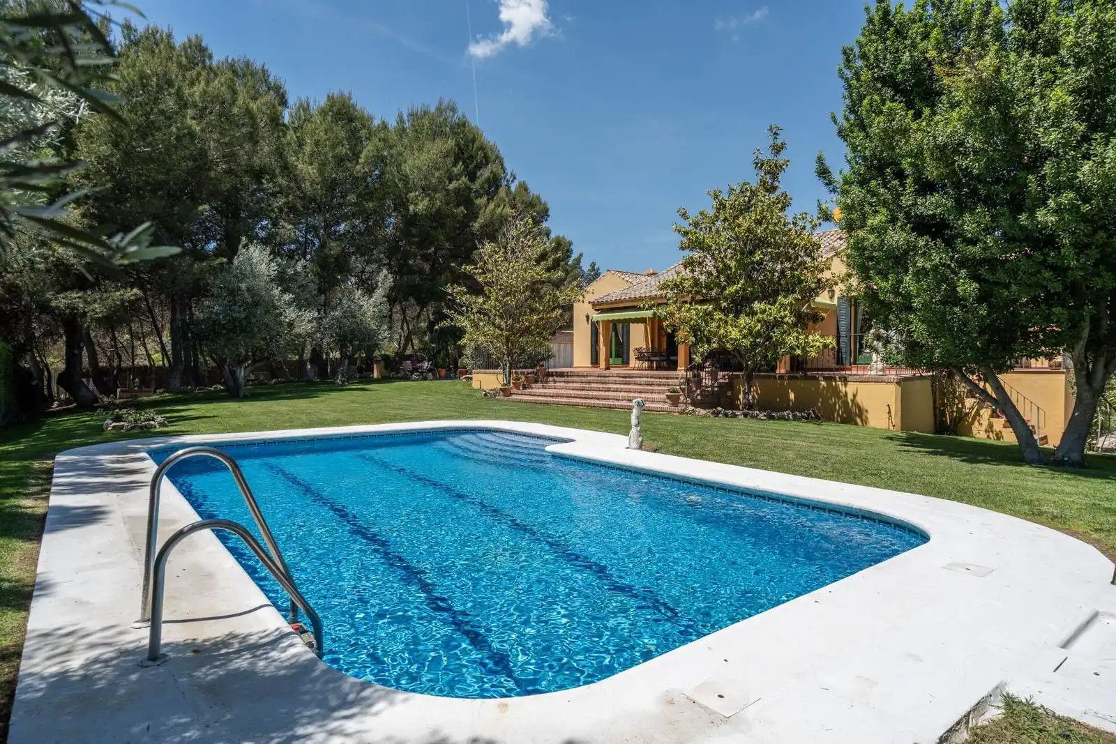 Swimming pool of Country homes for sale in Chinchón  with Air Conditioner, Heating and Private garden