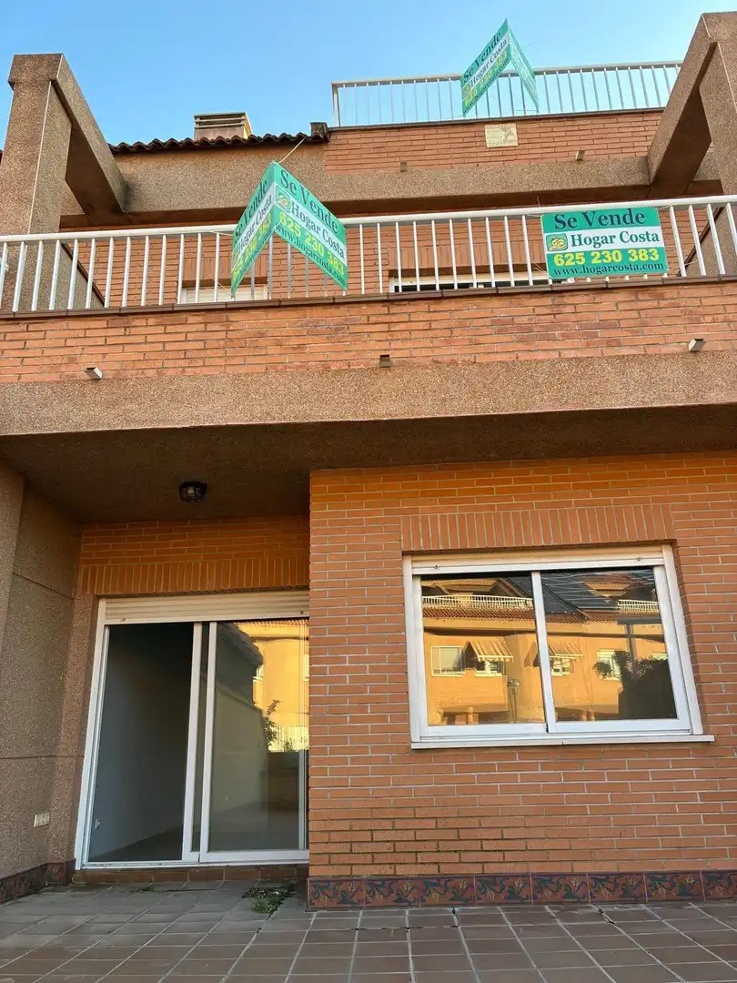 Vista exterior de Casa o xalet en venda en Alicante / Alacant amb Aire condicionat, Terrassa i Piscina comunitària