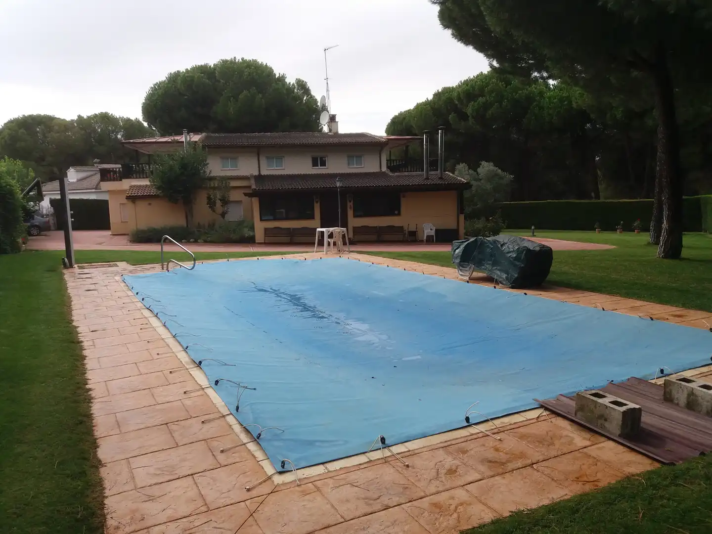 Swimming pool of Houses for sale in Laguna de Duero  with Terrace, Storage room and Swimming Pool