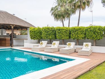 Villa mit Pool zum Verkauf in Avenida Miguel de Cervantes 15