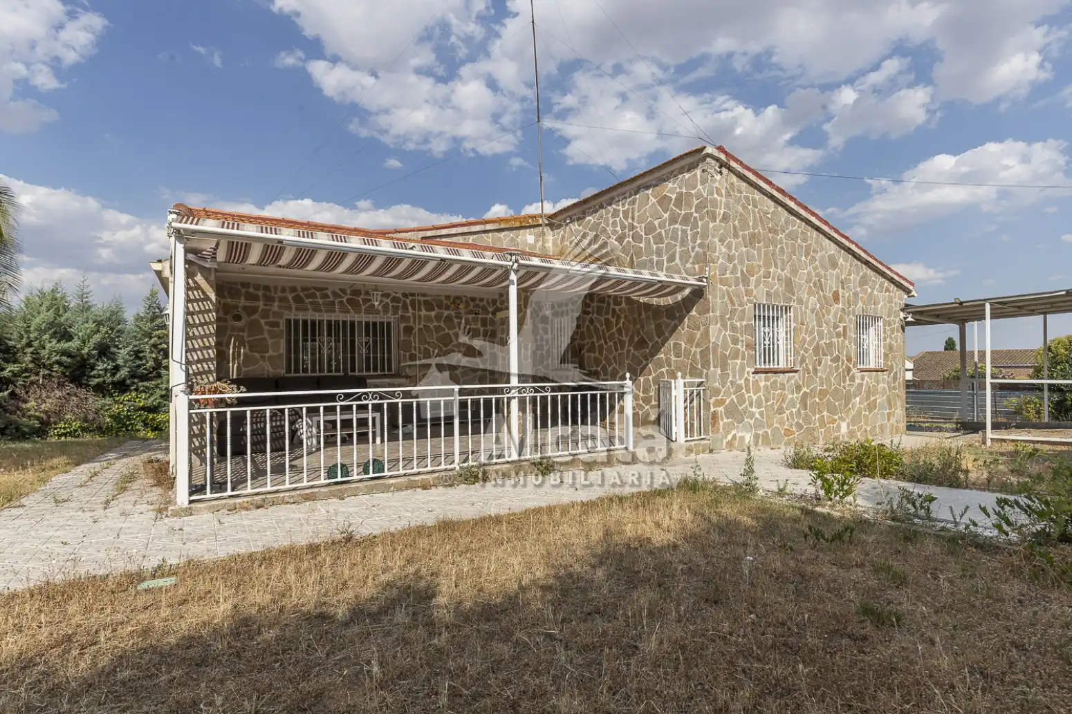 Vista exterior de Casa o xalet en venda en Torrejón del Rey amb Aire condicionat, Calefacció i Piscina