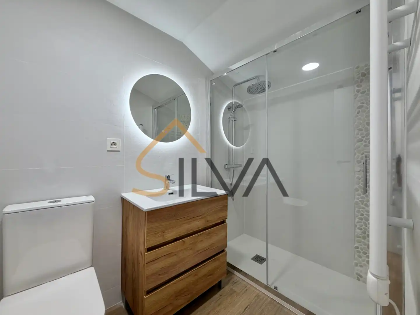 Baño de Piso en venta en Lugo con Aire acondicionado, Calefacción y Horno