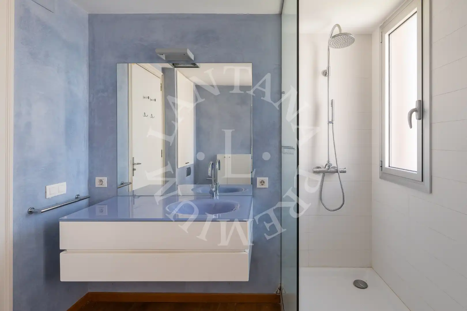 Badezimmer von Dachboden zum Verkauf in Barcelona mit Heizung, Parkett und Terrasse