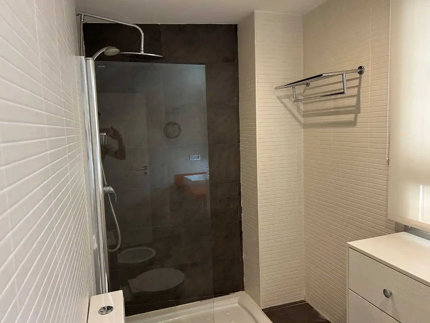 Baño de Piso de alquiler en Alhendín con Aire acondicionado, Calefacción y Jardín privado