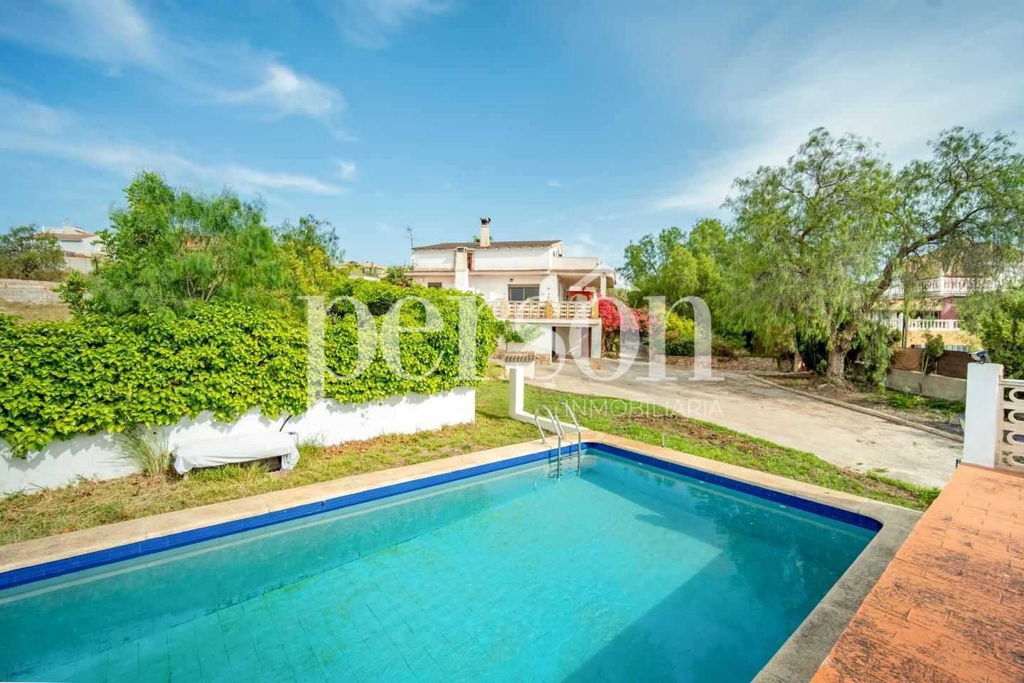 Vista exterior de Casa o chalet en venta en La Pobla de Vallbona con Terraza y Piscina comunitaria