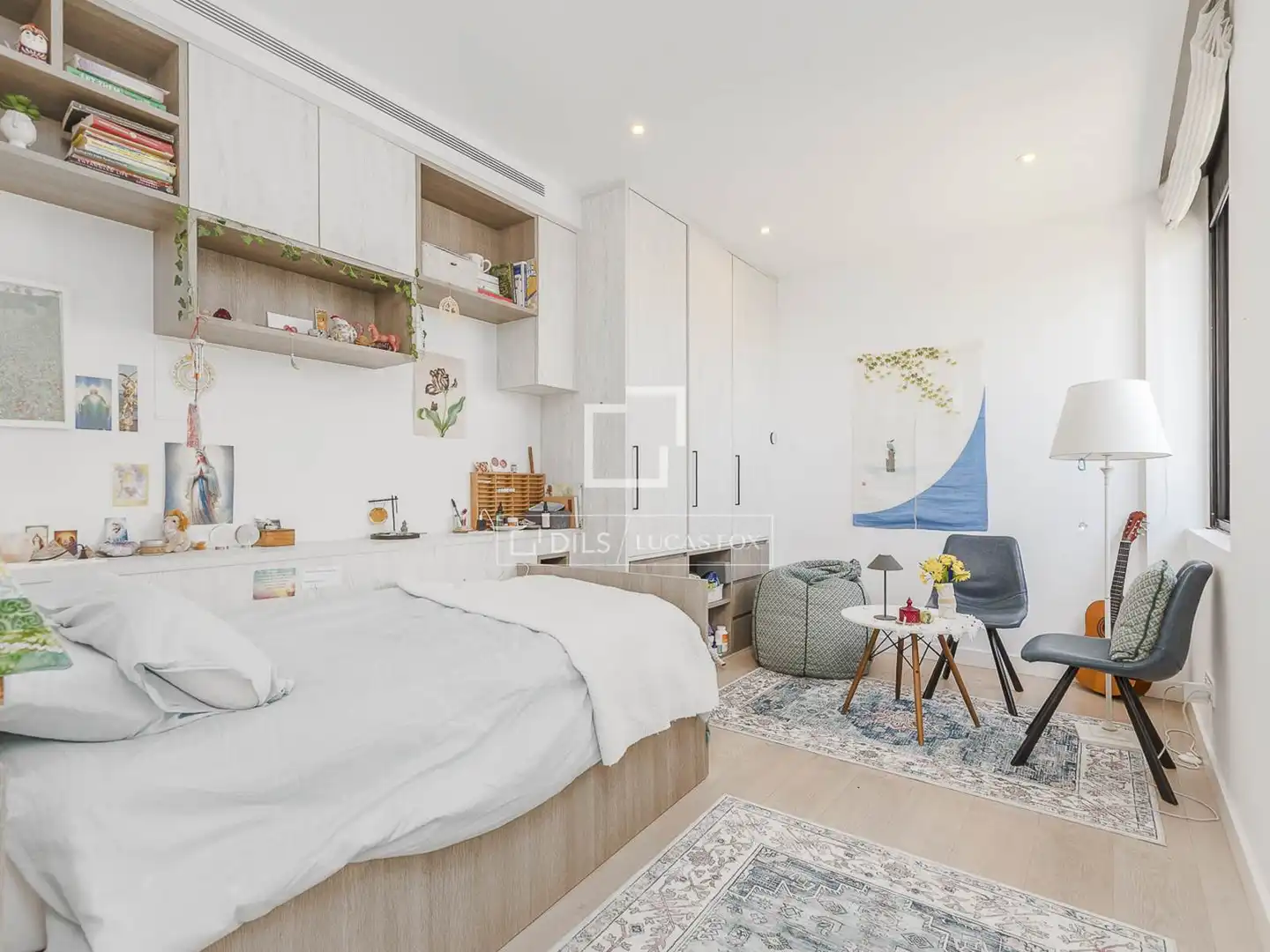 Schlafzimmer von Dachboden zum Verkauf in Martorell mit Klimaanlage, Terrasse und Schwimmbad