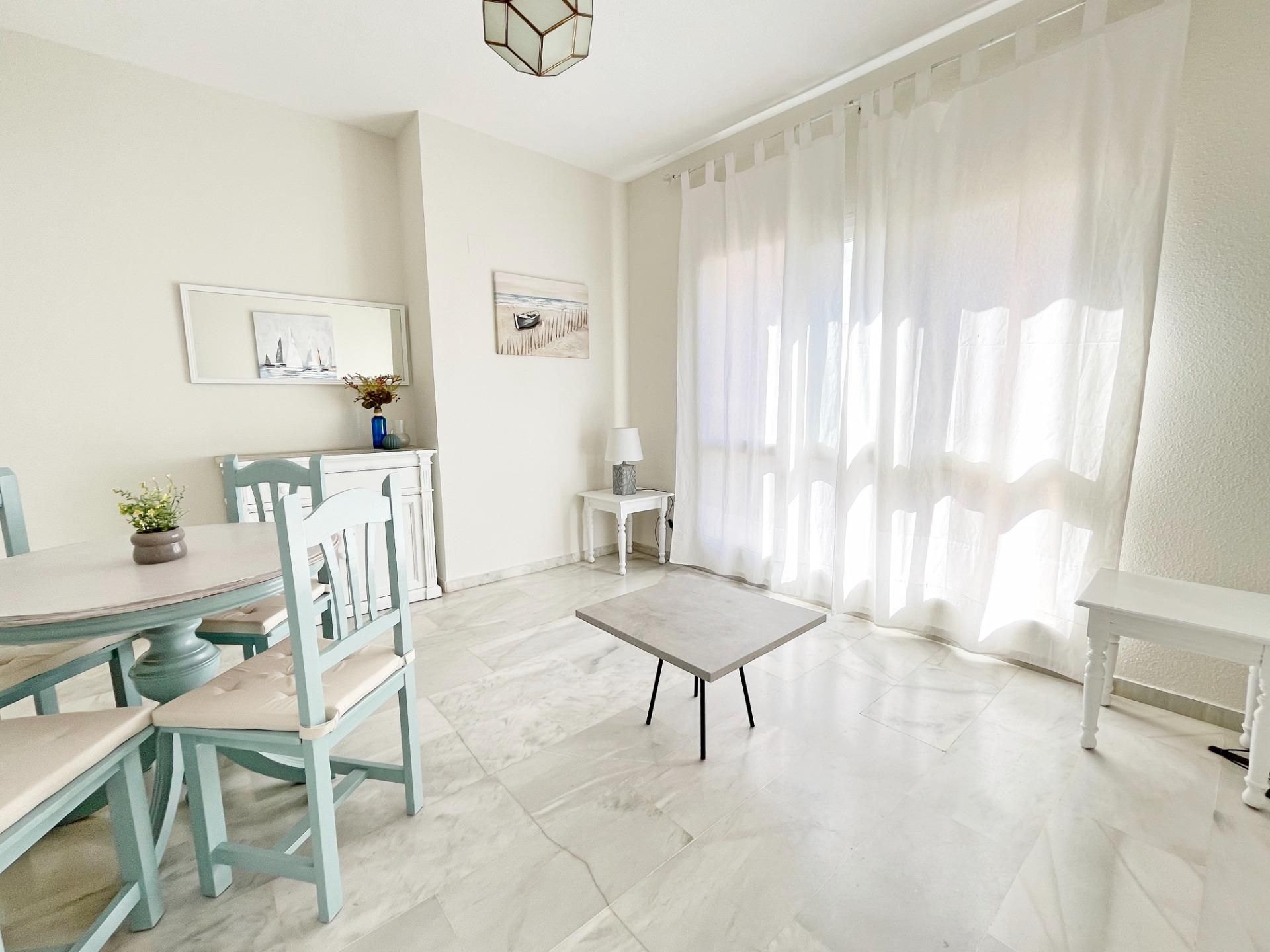 Sala d'estar de Apartament de lloguer en Mairena del Aljarafe amb Aire condicionat, Calefacció i Jardí privat