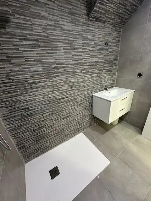 Badezimmer von Maisonette zum Verkauf in Badalona mit Klimaanlage und Parkett
