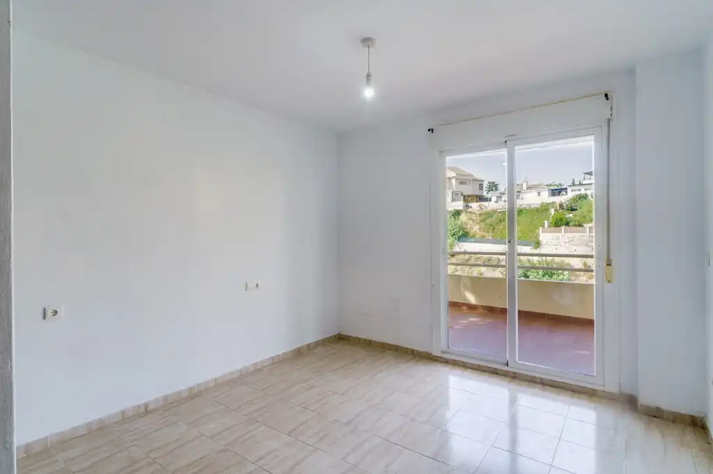Dormitori de Casa o xalet en venda en Fuengirola amb Aire condicionat, Jardí privat i Terrassa