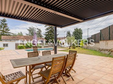 House with pool for sale in Begues