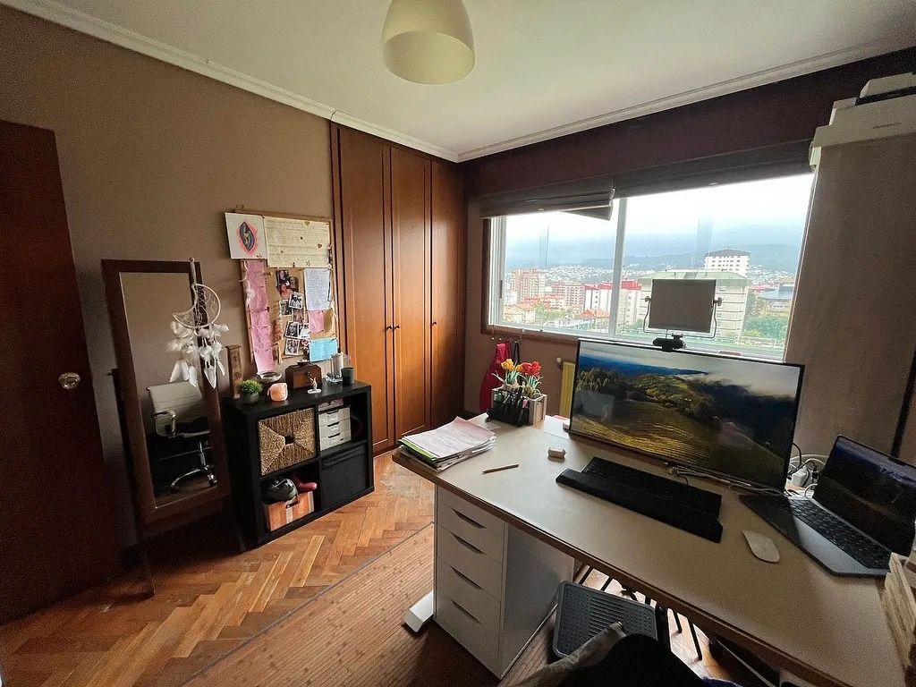 Dormitori de Pis en venda en Vigo  amb Calefacció, Parquet i Traster