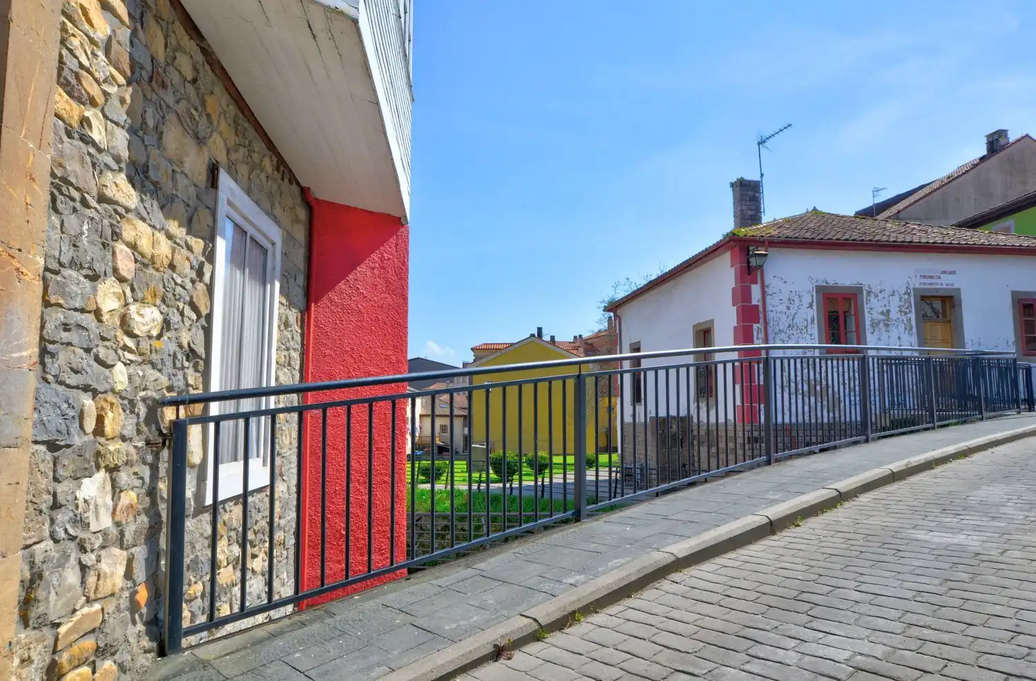 Außenansicht von Wohnung zum Verkauf in Salas mit Schwimmbad