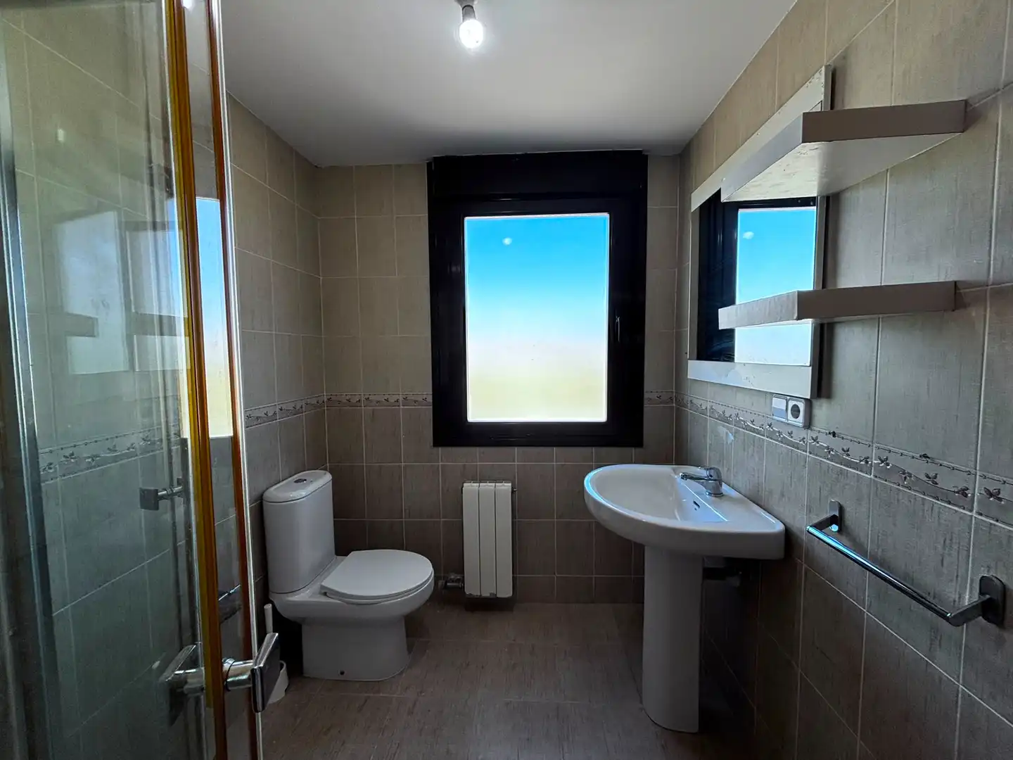 Badezimmer von Einfamilien-Reihenhaus zum Verkauf in Burgos mit Heizung, Terrasse und Abstellraum