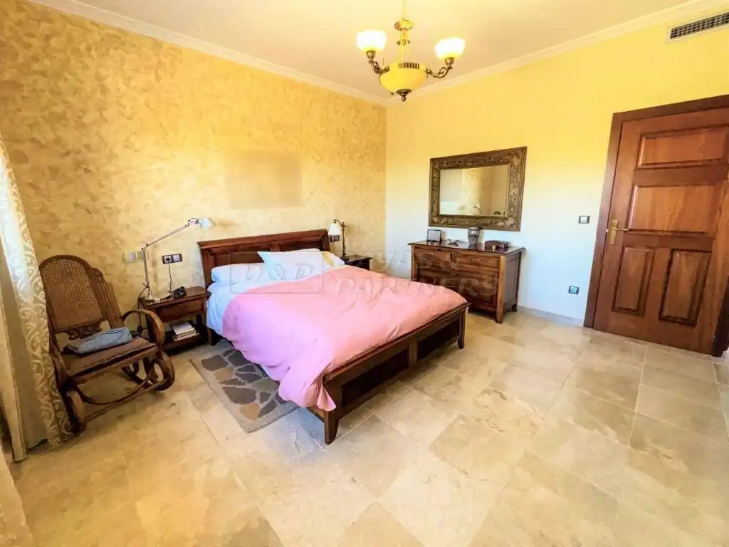 Dormitori de Casa o xalet en venda en Orihuela amb Aire condicionat, Jardí privat i Traster