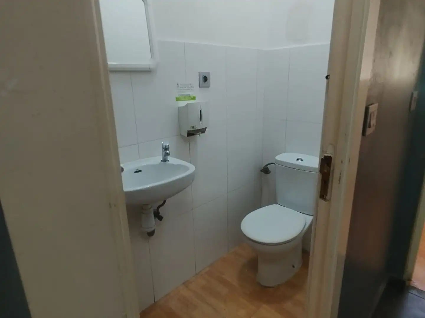 Baño de Local de alquiler en Murcia con Aire acondicionado