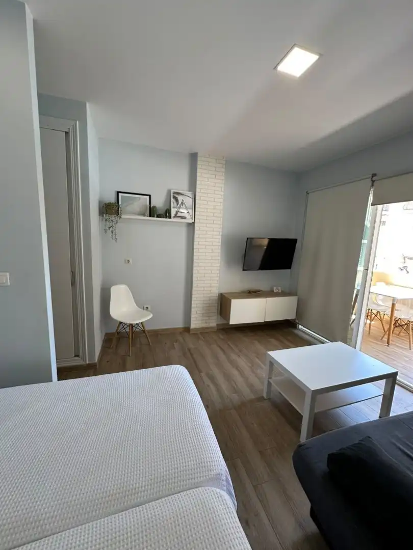 Sala d'estar de Estudi de lloguer en Torremolinos amb Aire condicionat, Terrassa i Piscina