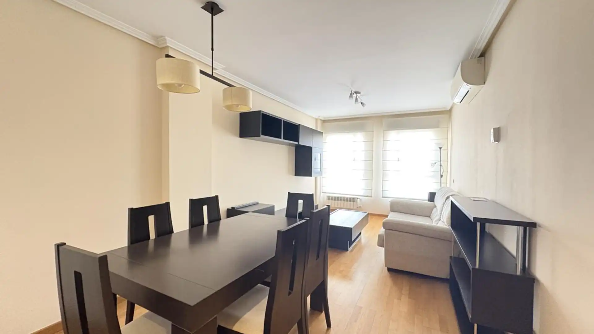 Sala de estar de Piso de alquiler en  Madrid Capital con Aire acondicionado, Calefacción y Trastero