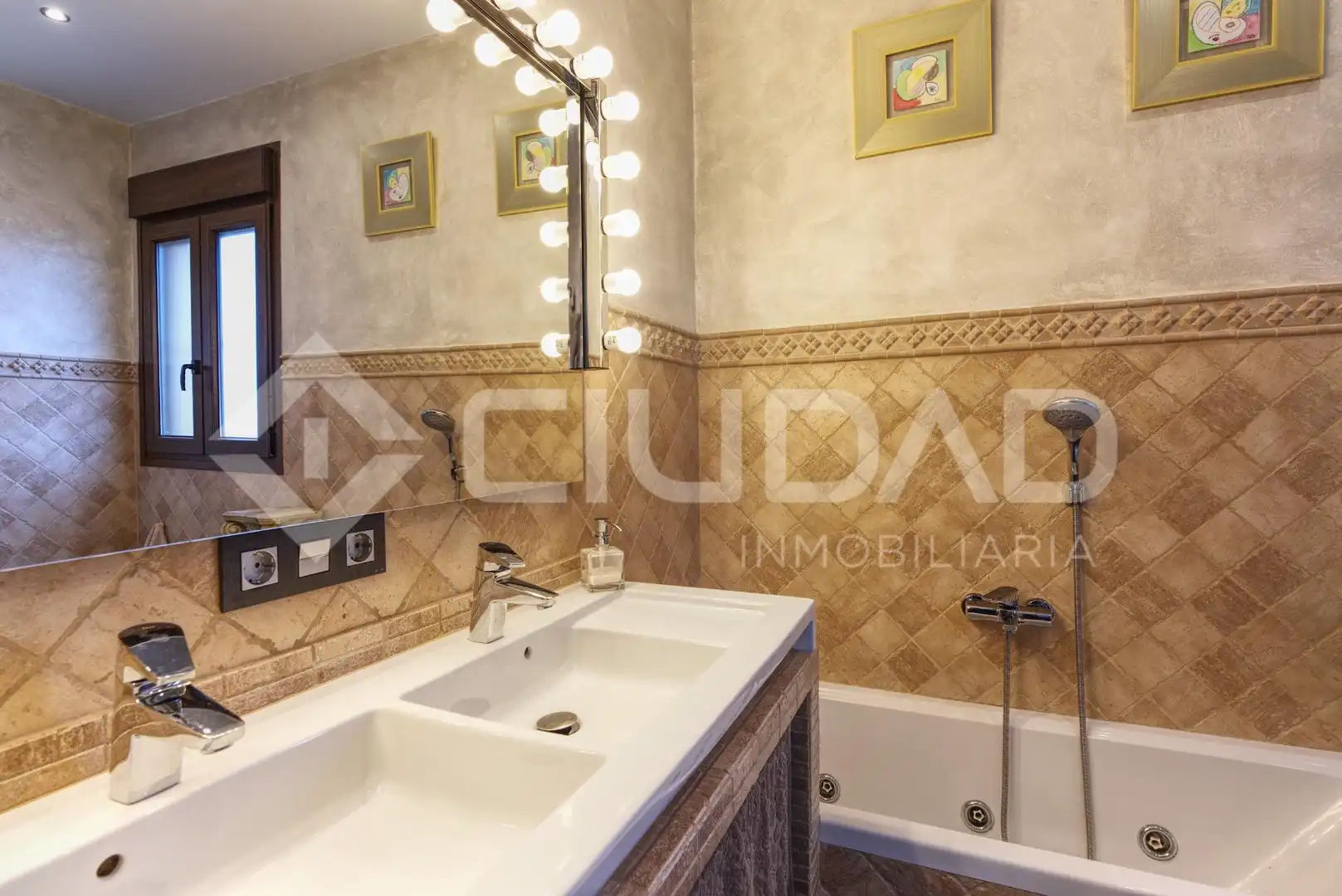 Bany de Casa o xalet en venda en Castilleja de la Cuesta amb Aire condicionat, Jardí privat i Terrassa