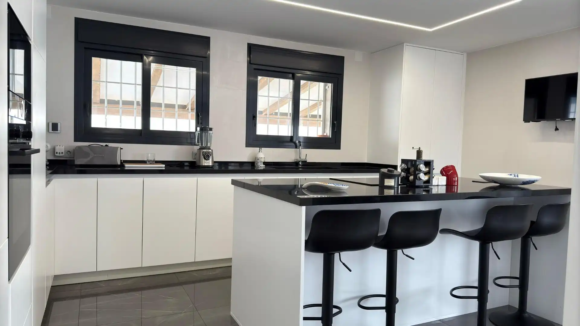 Cocina de Casa o chalet en venta en Sant Joan d'Alacant con Aire acondicionado, Calefacción y Jardín privado
