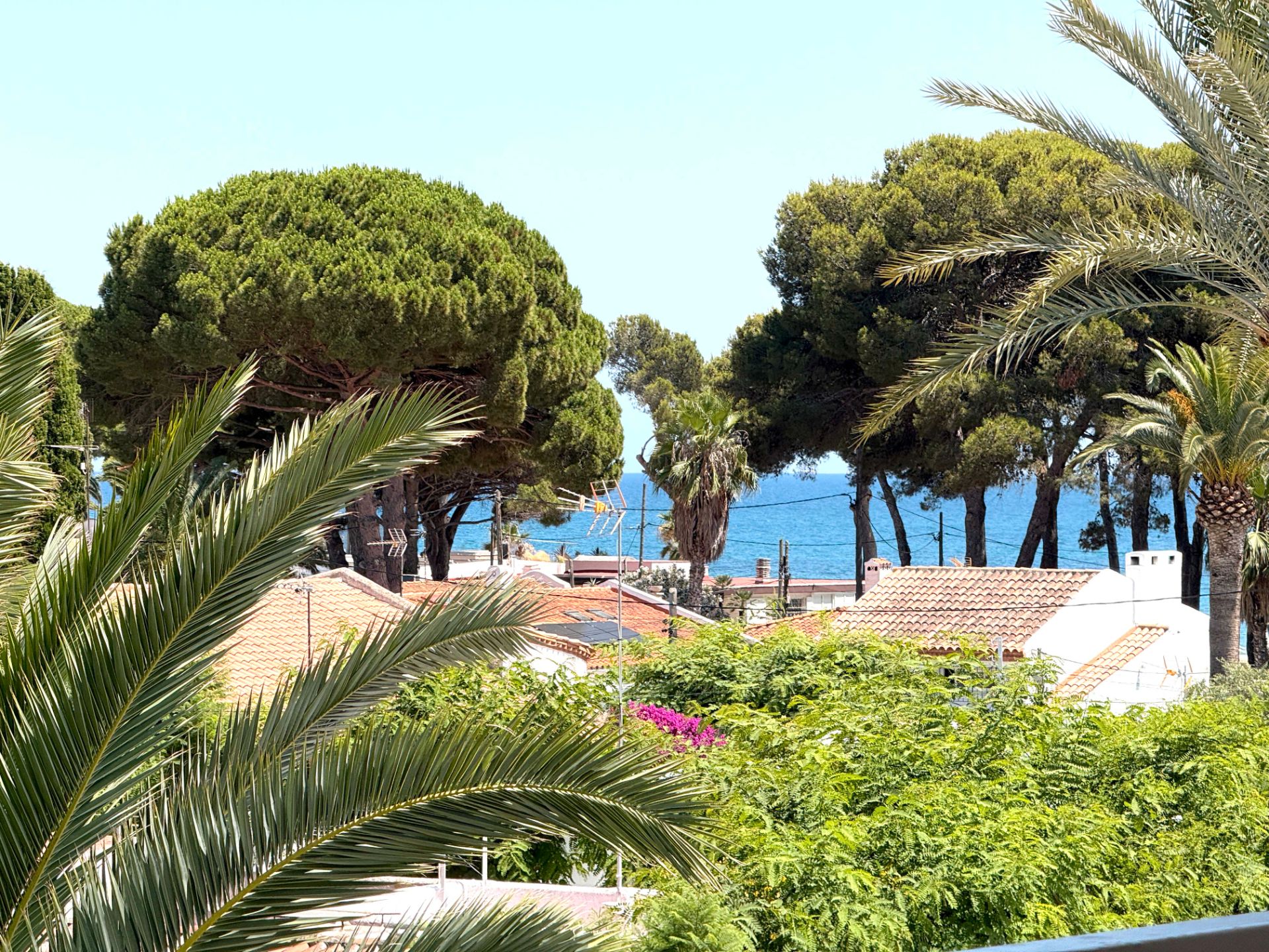 Vista exterior de Pis en venda en Cambrils amb Terrassa i Moblat
