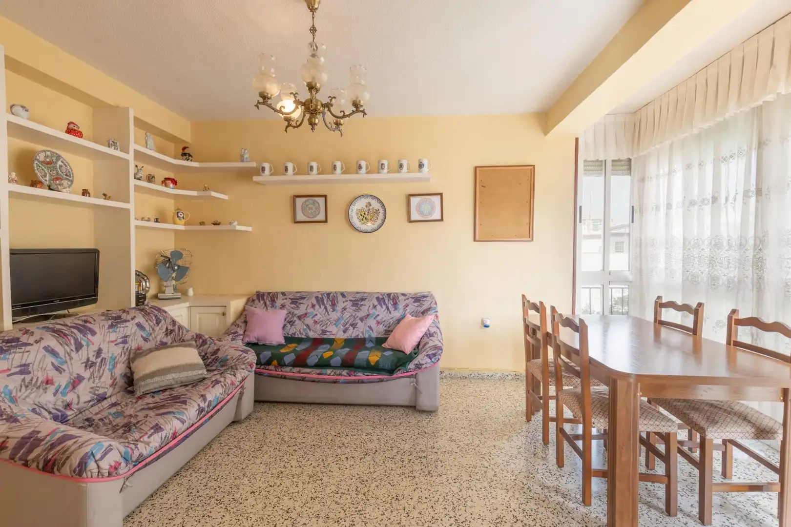 Sala d'estar de Pis en venda en Granada amb Balcó