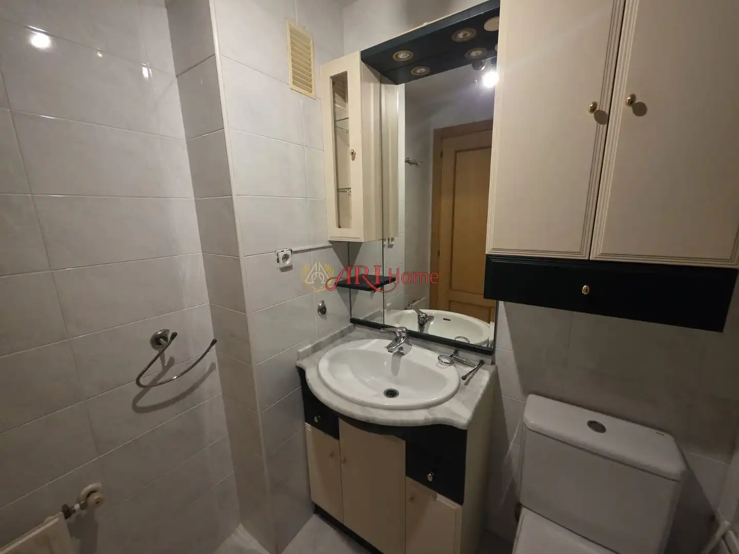 Bathroom of Flat for sale in Fuenlabrada  with Air Conditioner, Heating and Swimming Pool