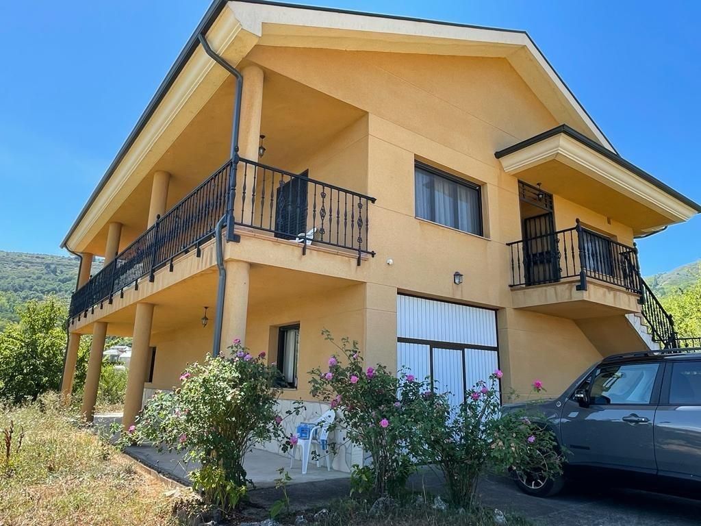 Vista exterior de Casa o xalet en venda en Corullón amb Calefacció i Jardí privat
