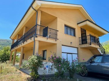 Chalet con jardín en venta en Corullón