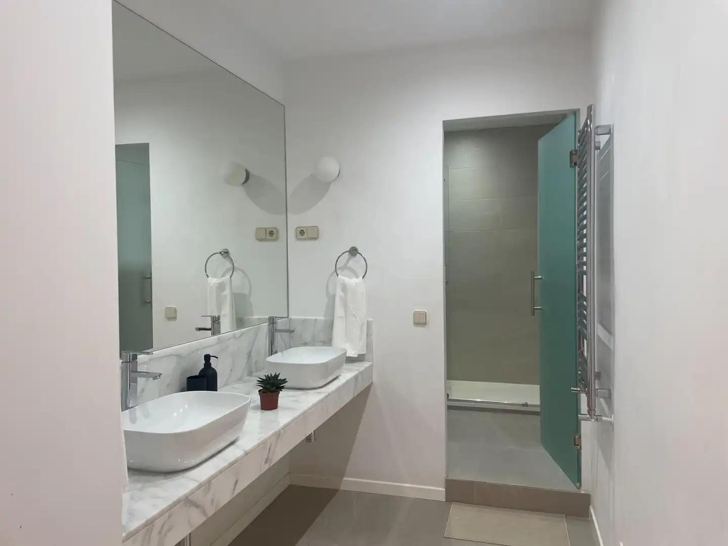 Bathroom of Flat for rent in Madrid  with Air Conditioner, Heating and Parquet flooring