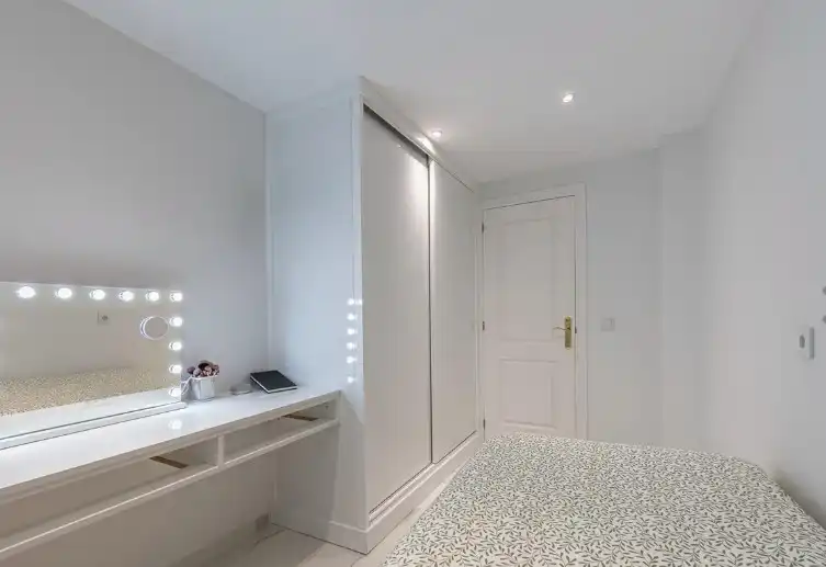 Wohnung zum Verkauf in Marbella mit Klimaanlage, Heizung und Privatgarten