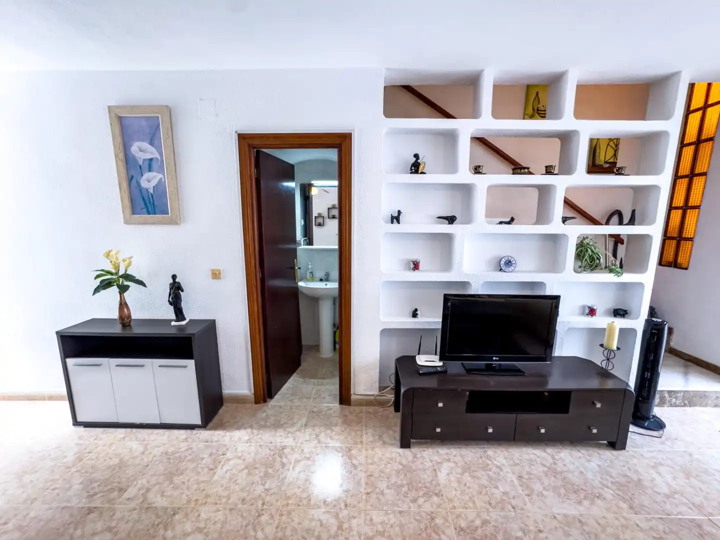 Sala d'estar de Casa adosada en venda en Torrevieja amb Aire condicionat, Terrassa i Moblat