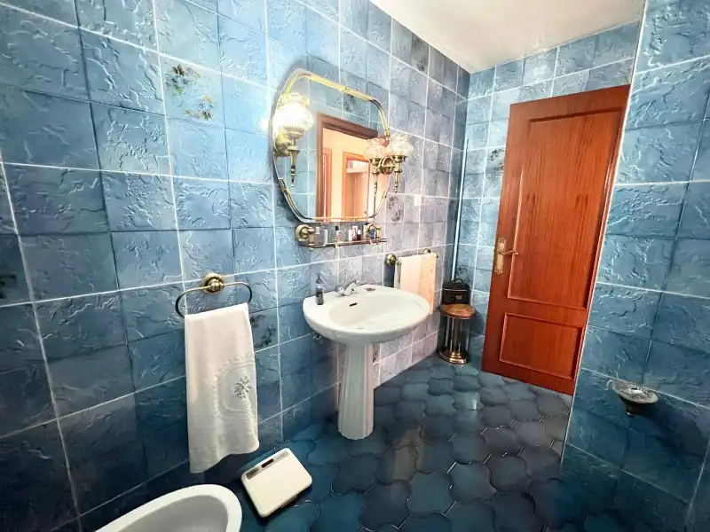 Bany de Casa o xalet en venda en Málaga amb Aire condicionat, Terrassa i Moblat