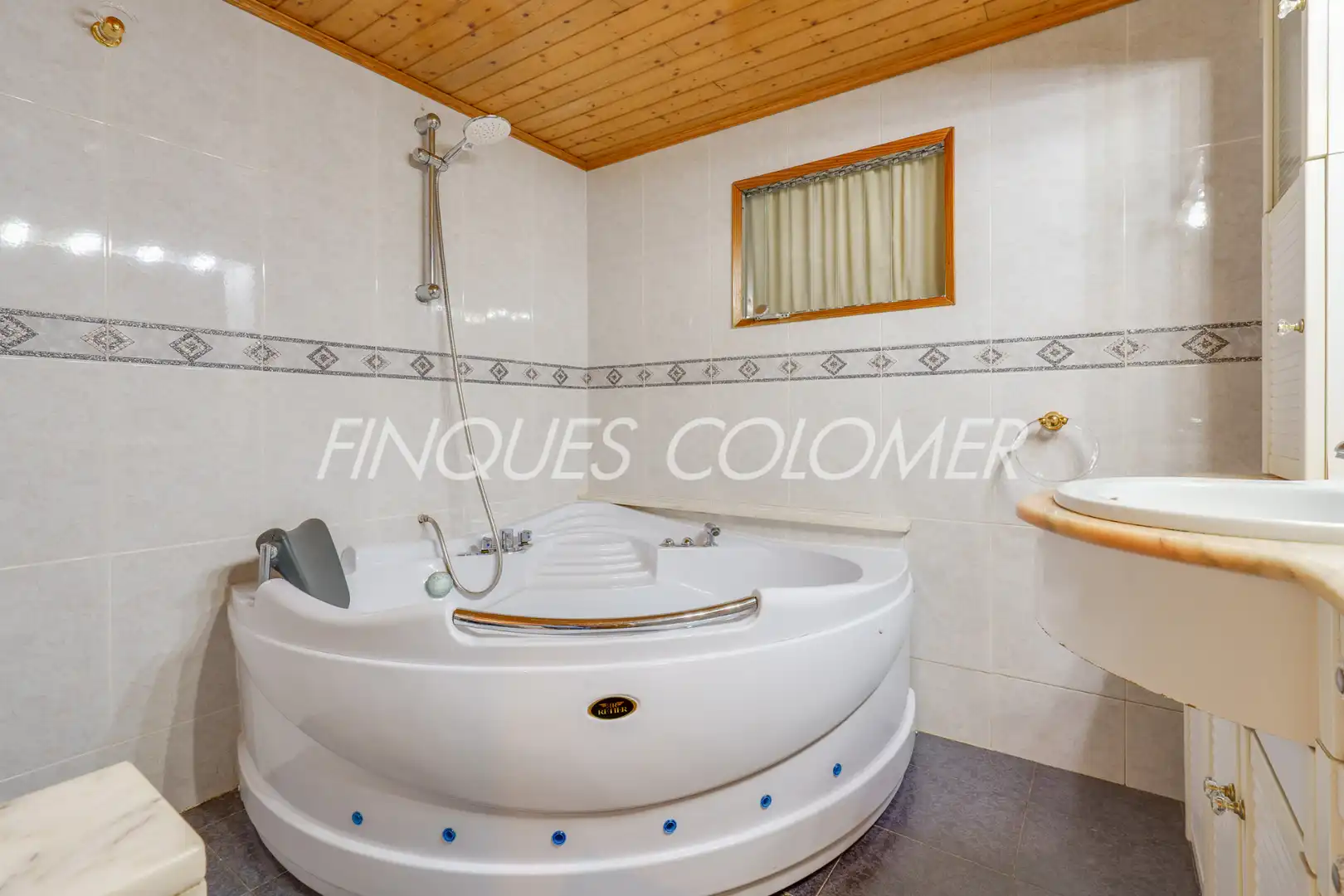 Bathroom of Houses for sale in Rubí  with Air Conditioner, Private garden and Parquet flooring