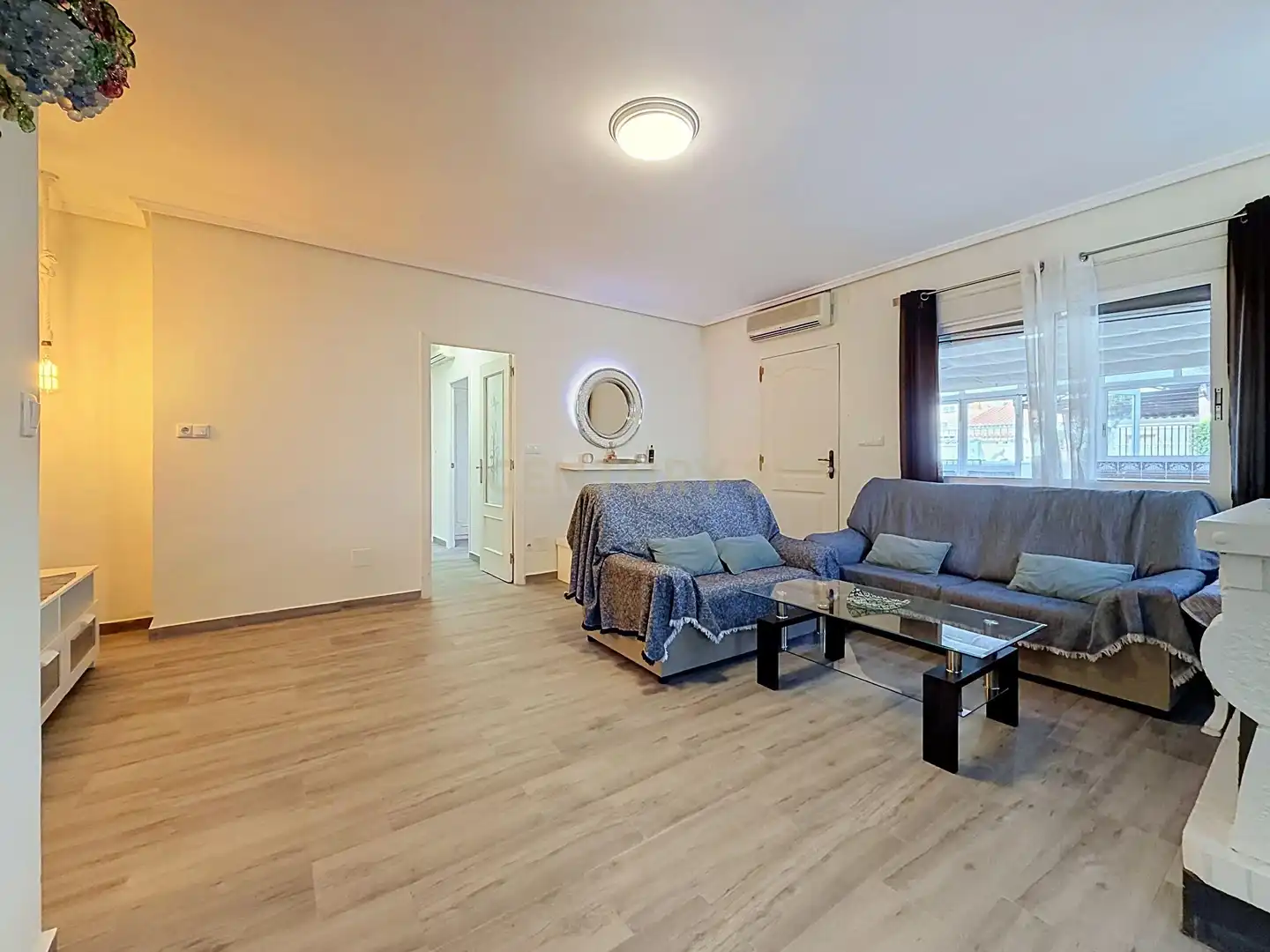 Sala d'estar de Casa o xalet en venda en Torrevieja amb Aire condicionat, Jardí privat i Piscina