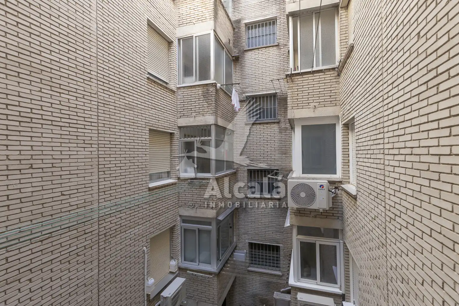 Vista exterior de Pis en venda en Alcalá de Henares amb Aire condicionat, Calefacció i Parquet