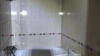 Bathroom of Flat for sale in Garcillán  with Private garden