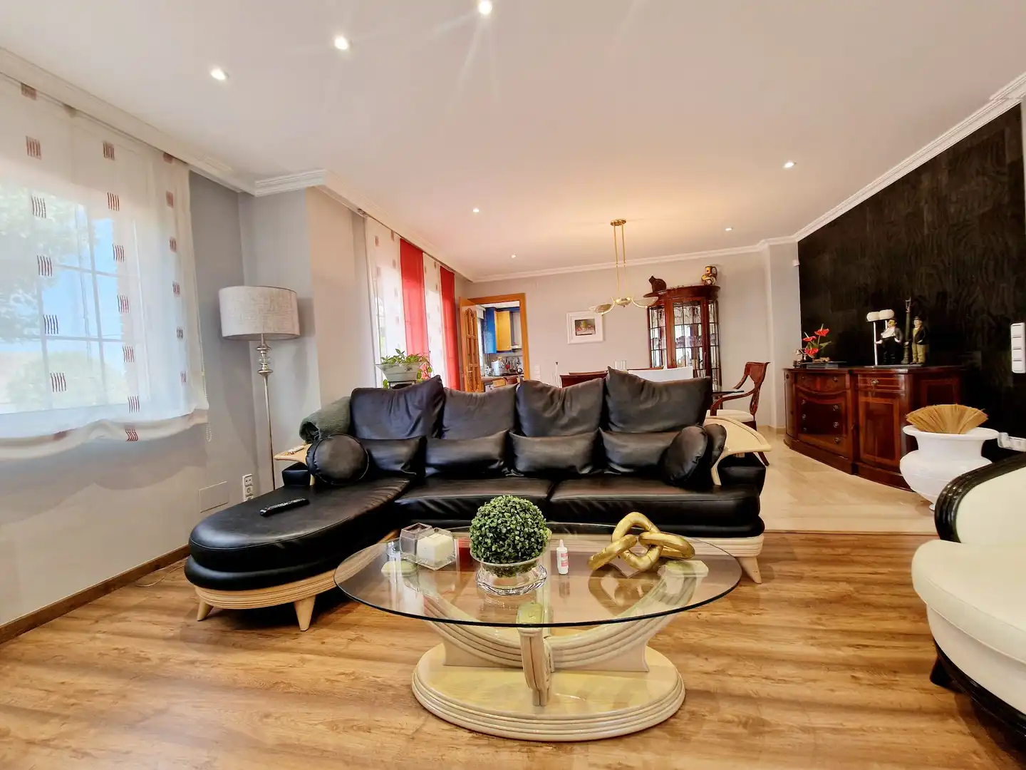 Sala d'estar de Casa o xalet en venda en Sant Boi de Llobregat amb Aire condicionat, Calefacció i Moblat