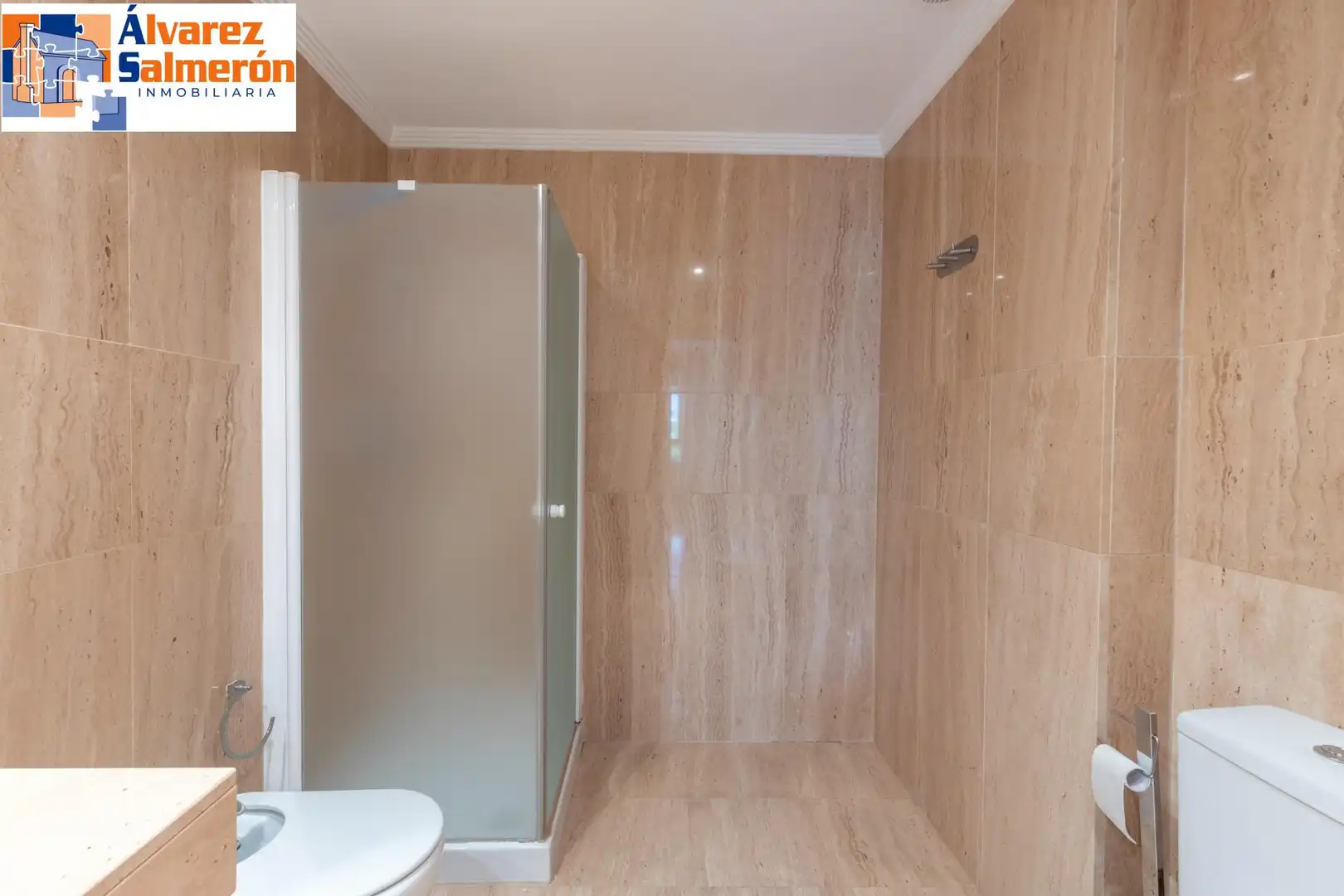 Bathroom of Flat for sale in Granada  with Air Conditioner and Heating