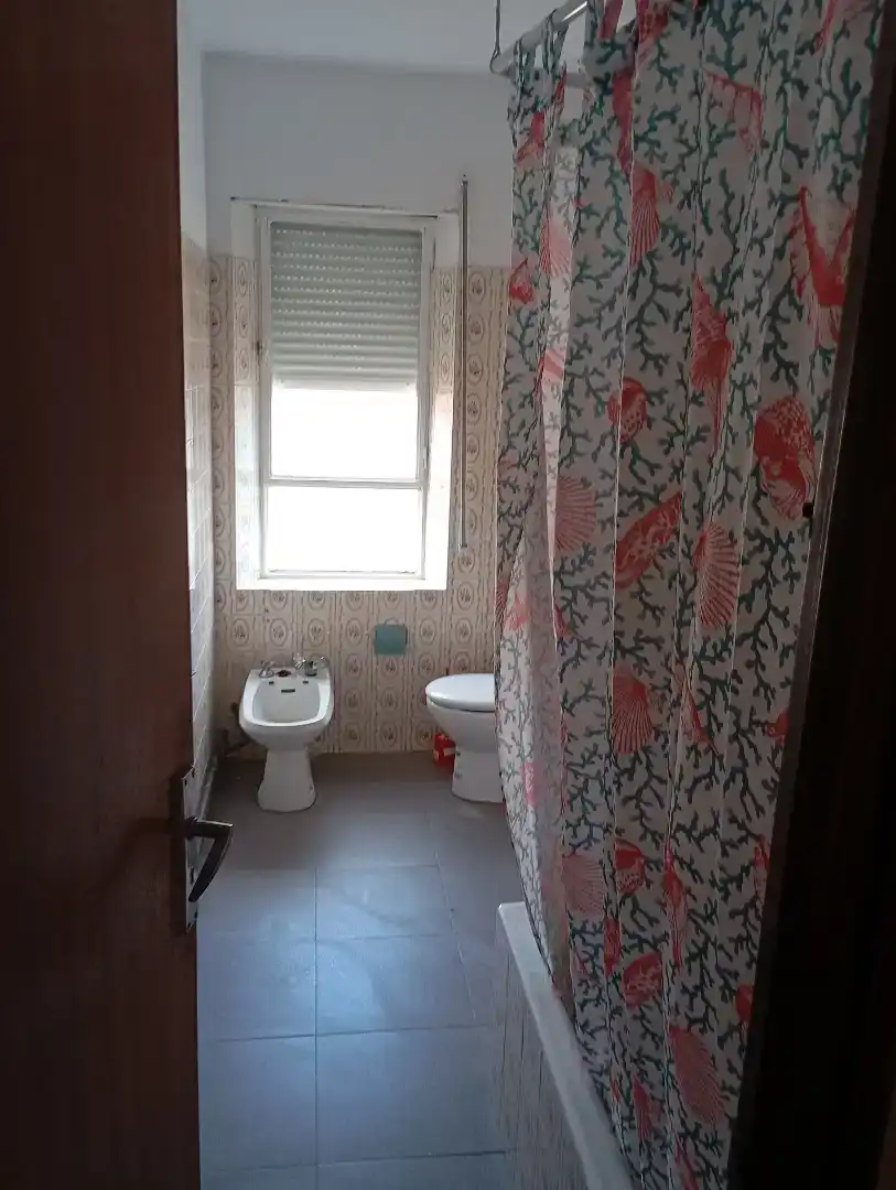 Badezimmer von Wohnung zur Miete in Benavides mit Waschmaschine, Mikrowelle und Fernseher