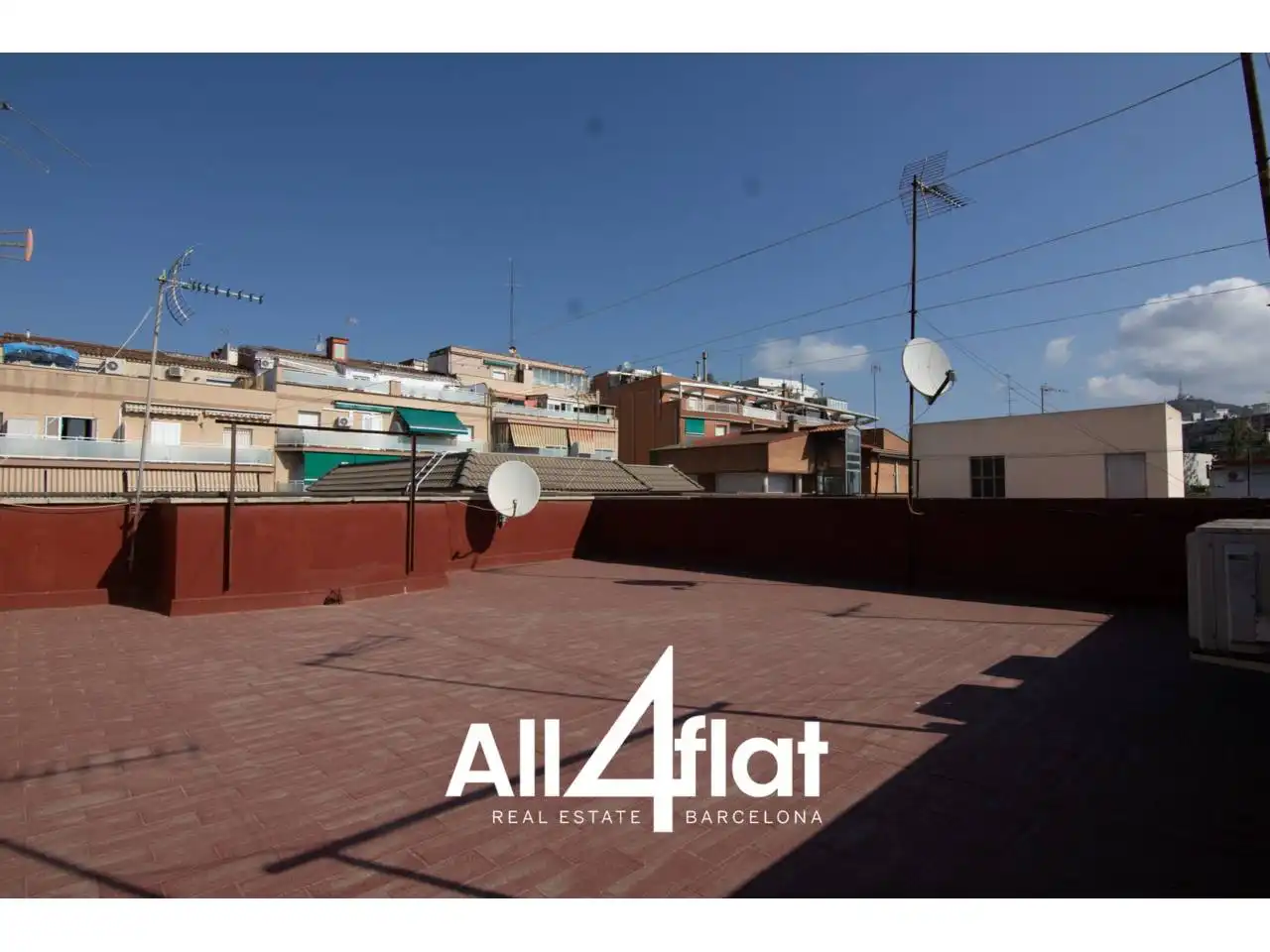 Exterior view of Flat for rent in Esplugues de Llobregat  with Air Conditioner, Heating and Parquet flooring