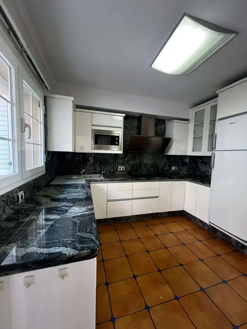 Cuina de Casa o xalet en venda en Vélez-Málaga amb Terrassa, Traster i Alarma