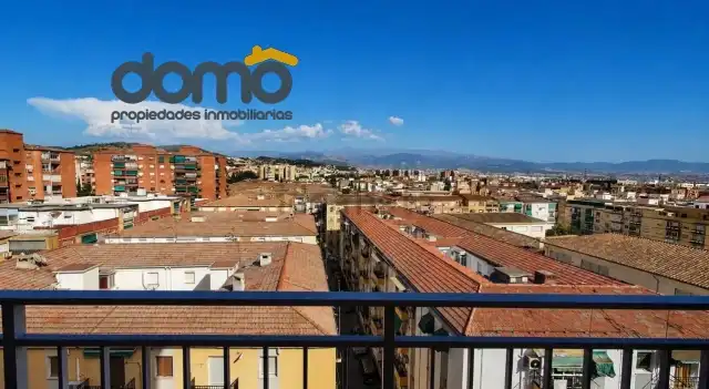 Vista exterior de Piso para compartir en Granada con Parquet, Amueblado y Lavadora