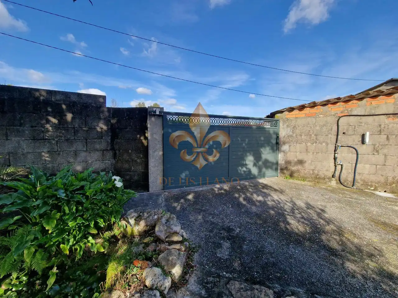Vista exterior de Casa o xalet en venda en O Rosal   amb Calefacció, Jardí privat i Terrassa