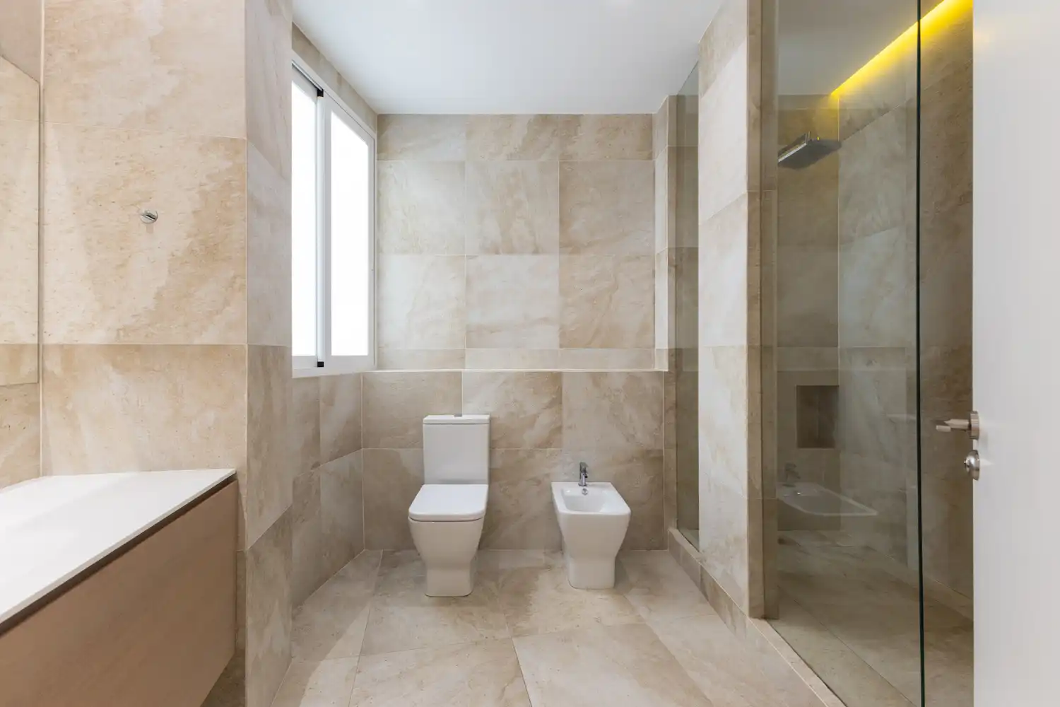 Bathroom of Flat for rent in Valencia  with Air Conditioner, Heating and Furnished
