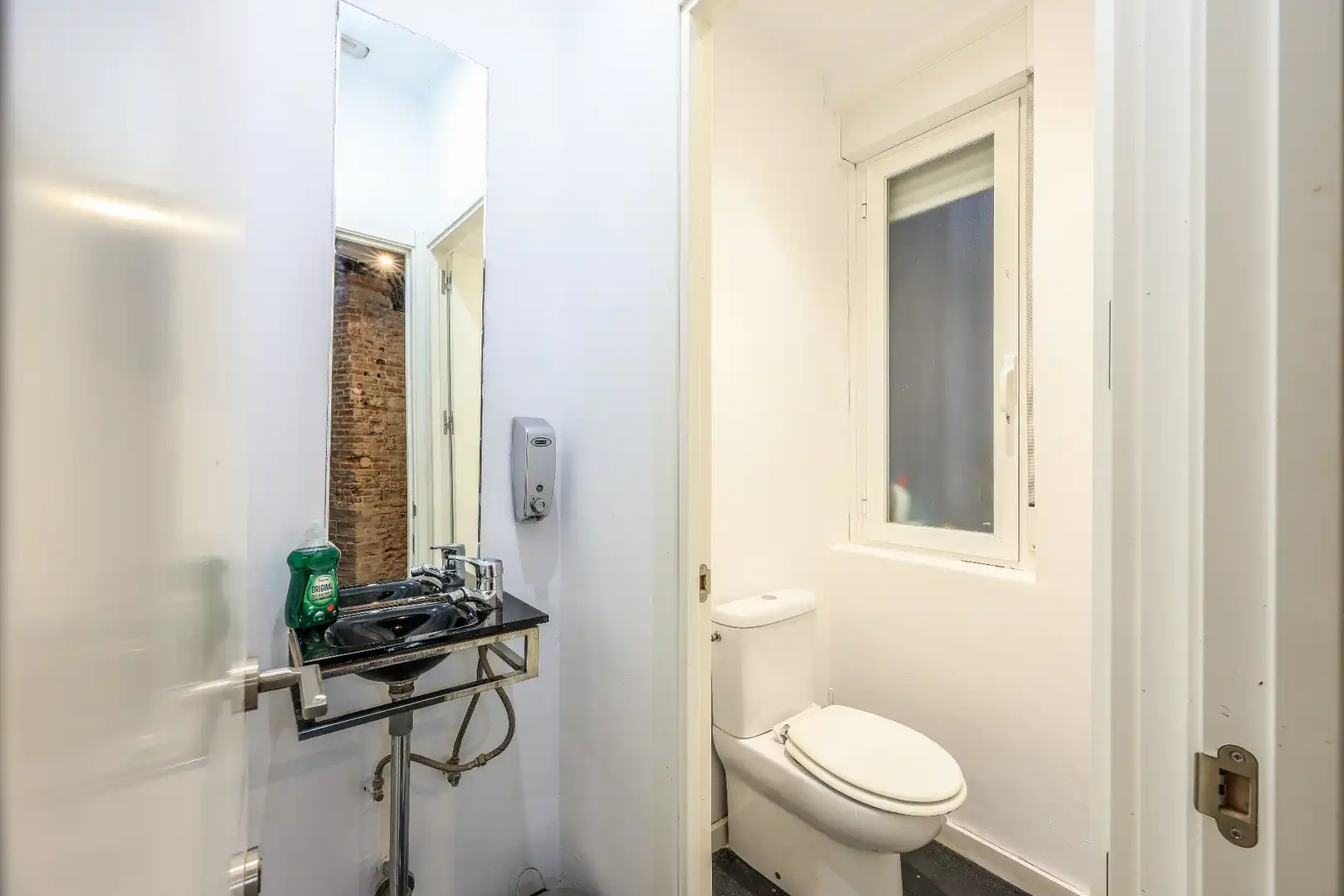 Badezimmer von Geschaftsraum zur Miete in Madrid mit Klimaanlage, Heizung und Parkett