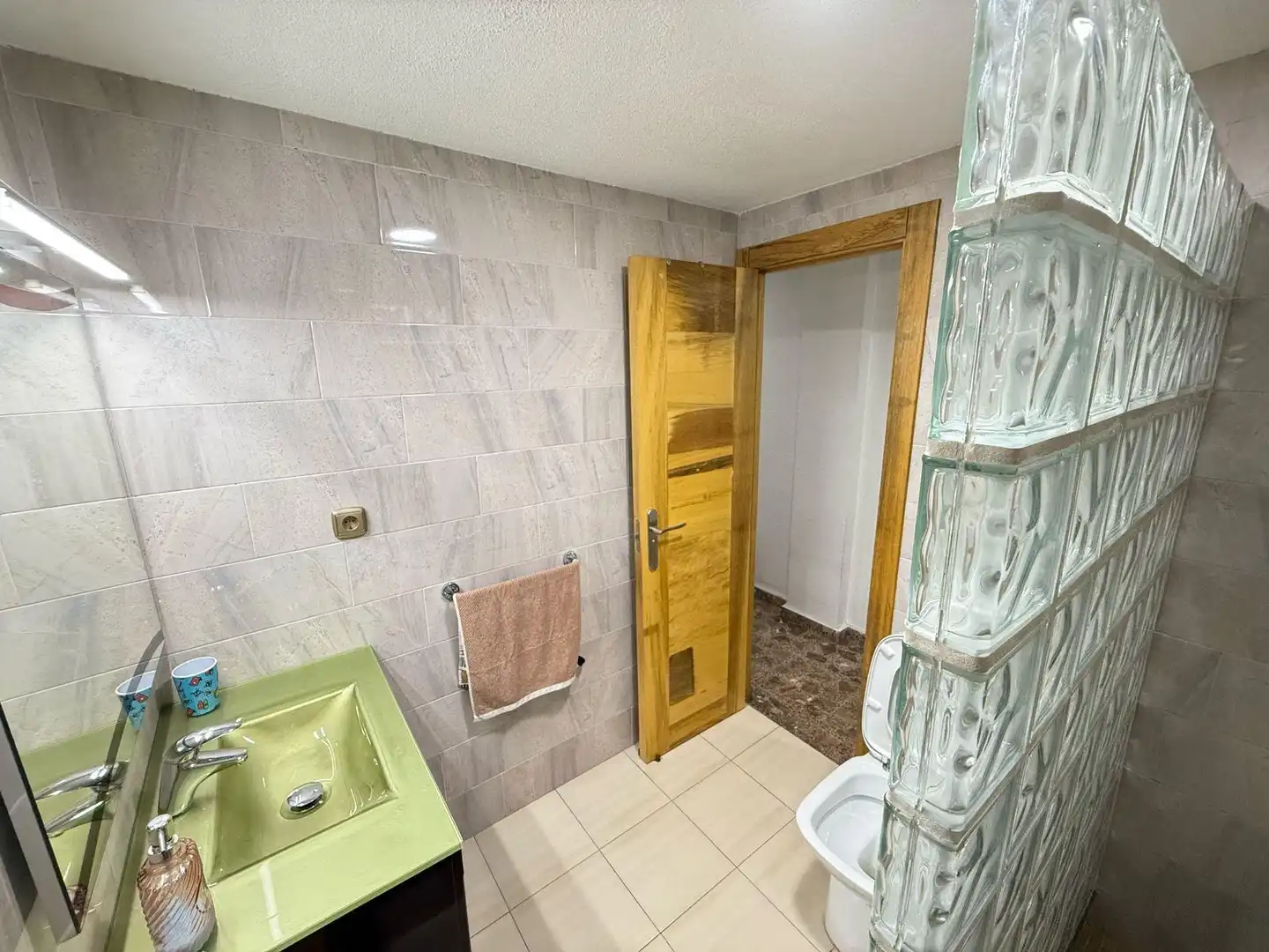 Baño de Apartamento de alquiler en Torrevieja con Aire acondicionado, Terraza y Amueblado