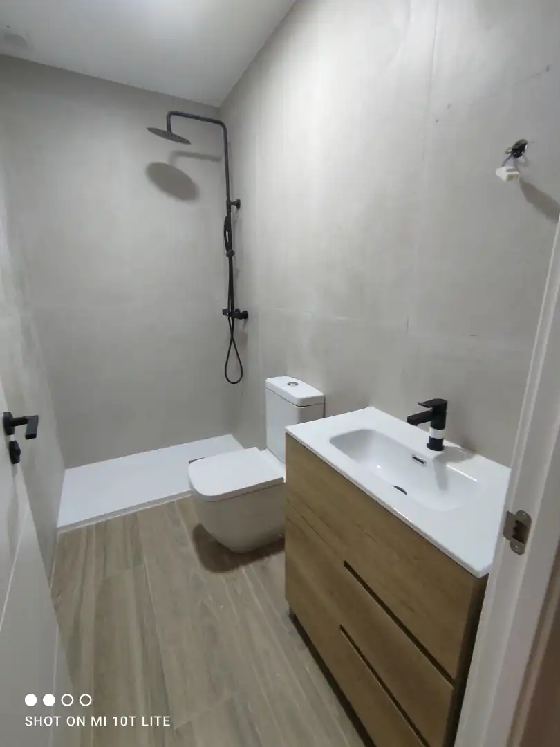 Badezimmer von Einfamilien-Reihenhaus zum Verkauf in Elche / Elx mit Terrasse und Balkon