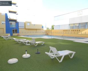 Piscina de Apartament en venda en Isla Cristina amb Aire condicionat, Parquet i Terrassa