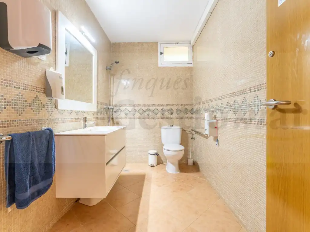 Bathroom of Commercial properties for sale in Cambrils